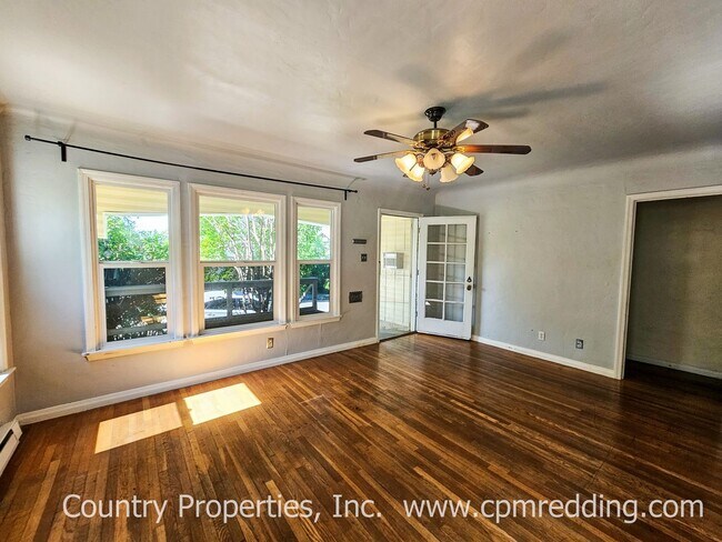Building Photo - Downtown 3-Bedroom with Old World Charm and Modern Amenities!