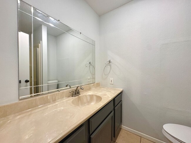 Building Photo - 4 Bedroom/ 2.5 Bathroom Home in Tanglewood...