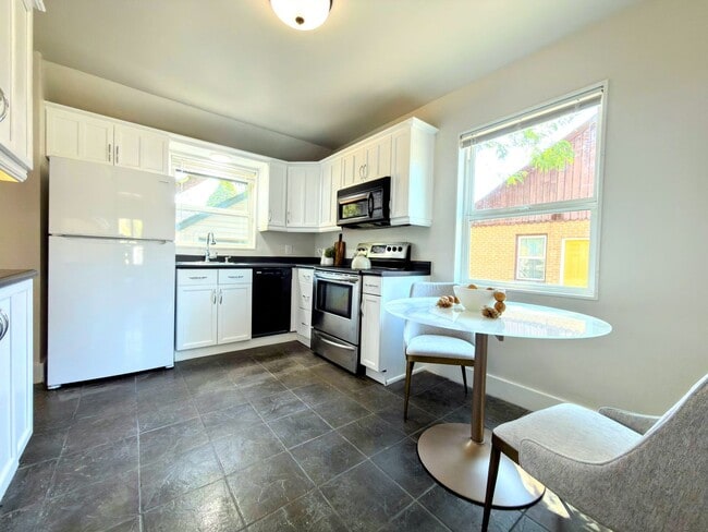 Building Photo - Newly Updated 2-Bedroom Home