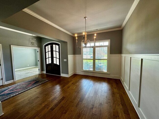 Building Photo - Spacious and luxurious with bonus room