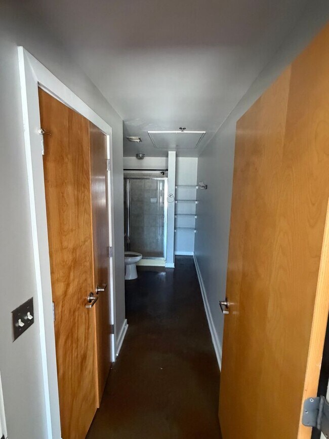 Building Photo - Modern One Bedroom Midtown Condo