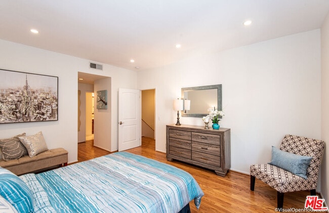 Building Photo - 514 S Barrington Ave