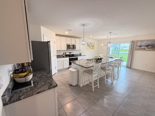 Building Photo - Spacious 4-Bedroom Home with Granite Count...
