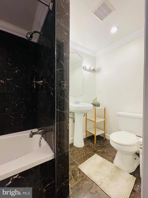 Building Photo - 928 Venice Dr