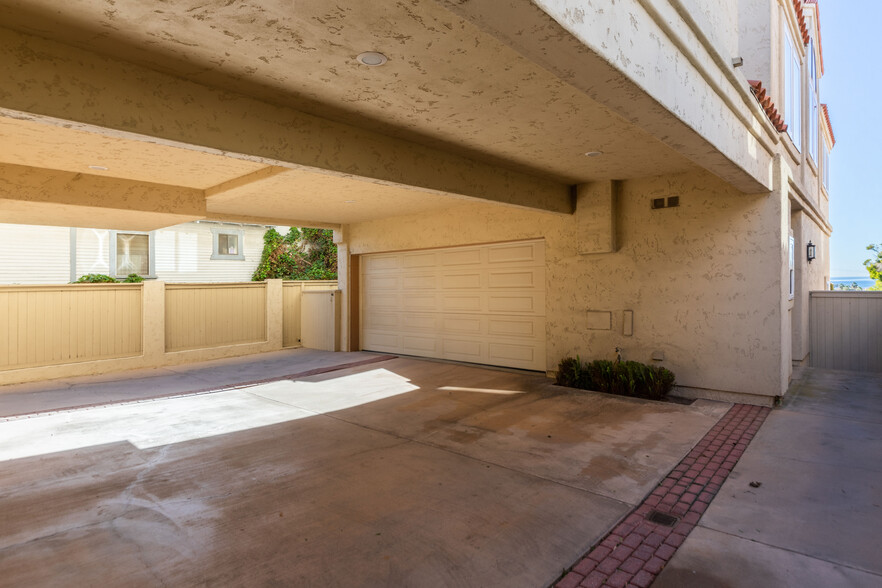 Building Photo - 607 N Juanita Ave