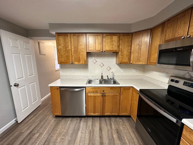 Building Photo - 6550 Summerdale