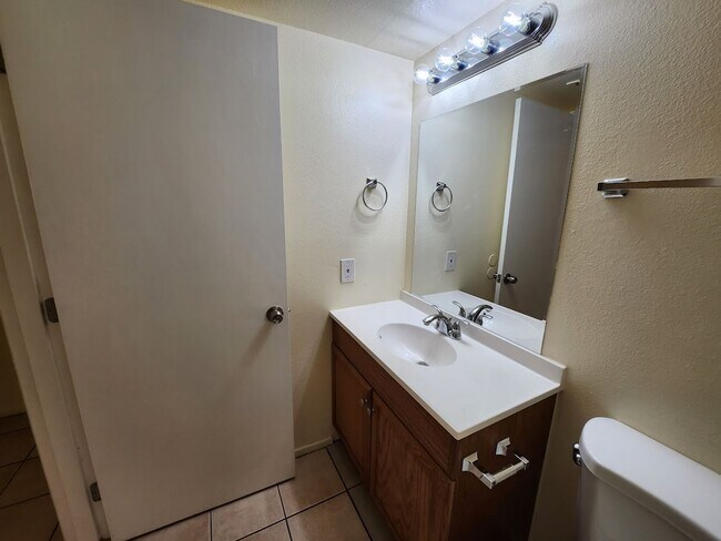 Building Photo - 2725 E Tierra Buena Ln