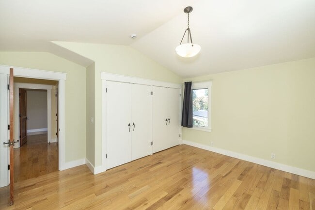 Building Photo - Lovingly Maintained 5 Bed, 3.5 Bath Execut...