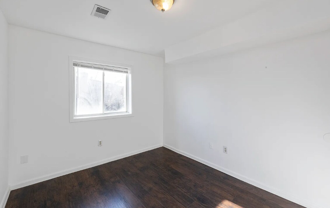 Building Photo - 506 Eastern Ave NE