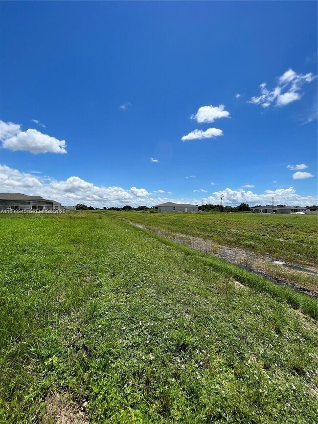 Building Photo - 1060 Capri Cir