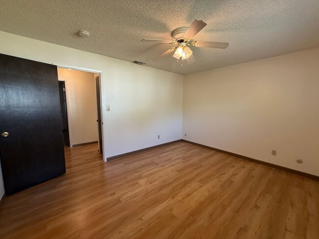 Building Photo - 3 bed 2 bath home available now!