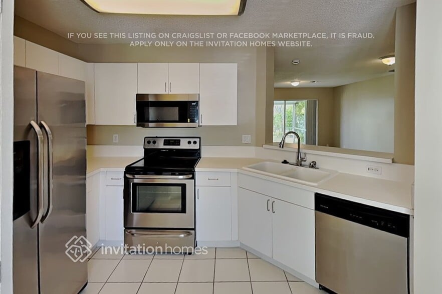 Building Photo - 4728 SW 13th Pl