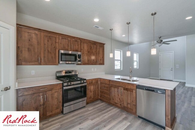 Building Photo - Beautiful Townhome in Hurricane Heights!
