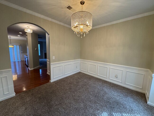 Building Photo - MOVE-IN READY! **Move-in Special** $250 of...