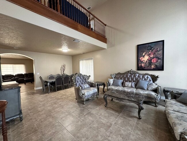 Building Photo - Spacious 5-bedroom, 3-bathroom short-term ...