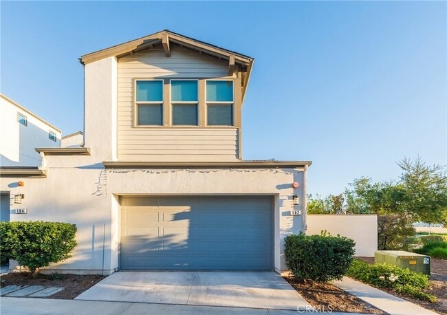 Building Photo - 102 Spectacle