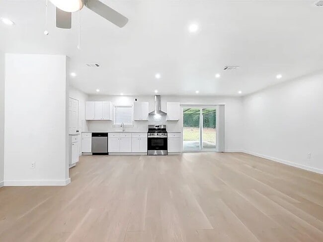 Building Photo - 1110 3rd St