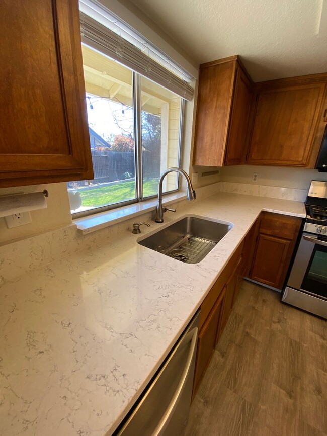 Building Photo - 3 Bedroom / 2 Bath Great Corner Lot in Travis District