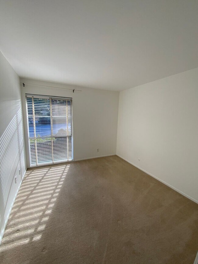 Building Photo - Elegant Remodeled 3BR Condominium in Sharon Heights