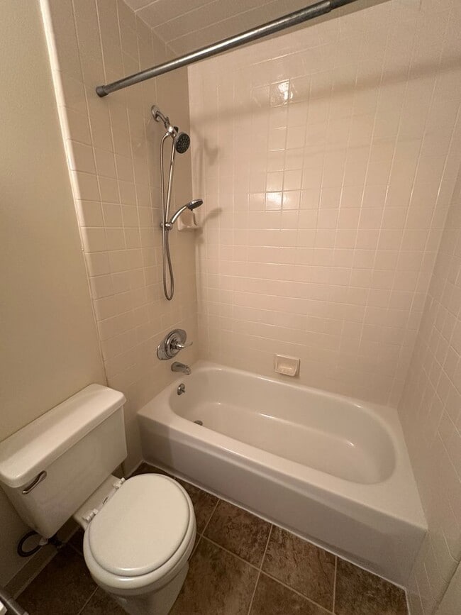 Building Photo - Townhouse 2 bedroom 1 bath, new paint. new...