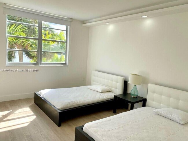 Building Photo - 500 Bayview Dr