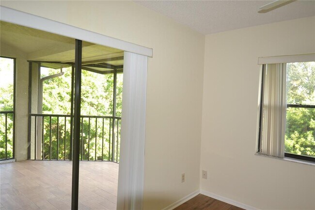 Building Photo - 226 Woodlake Wynde