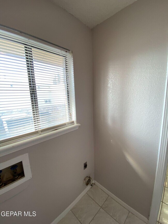 Building Photo - 6721 El Parque Dr