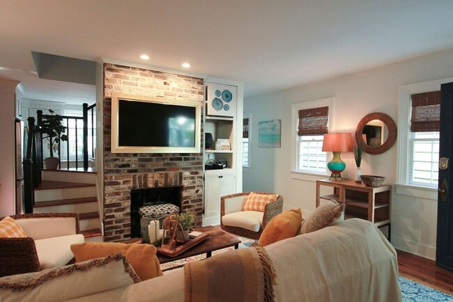 Building Photo - Available 11/1. Beautiful 3 BR/2BA availab...