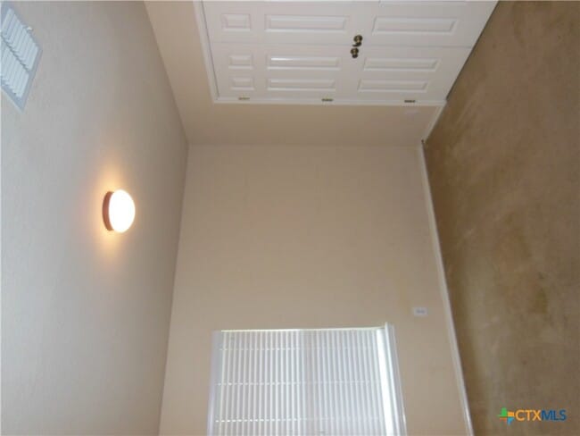 Building Photo - 391 Oakcrest Dr