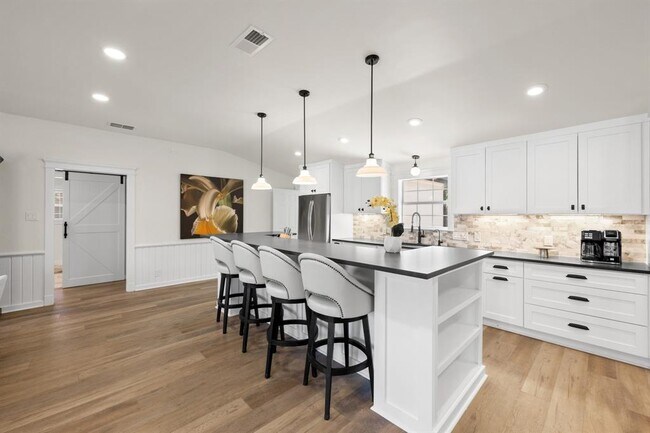 Building Photo - 303 Lakeway Dr