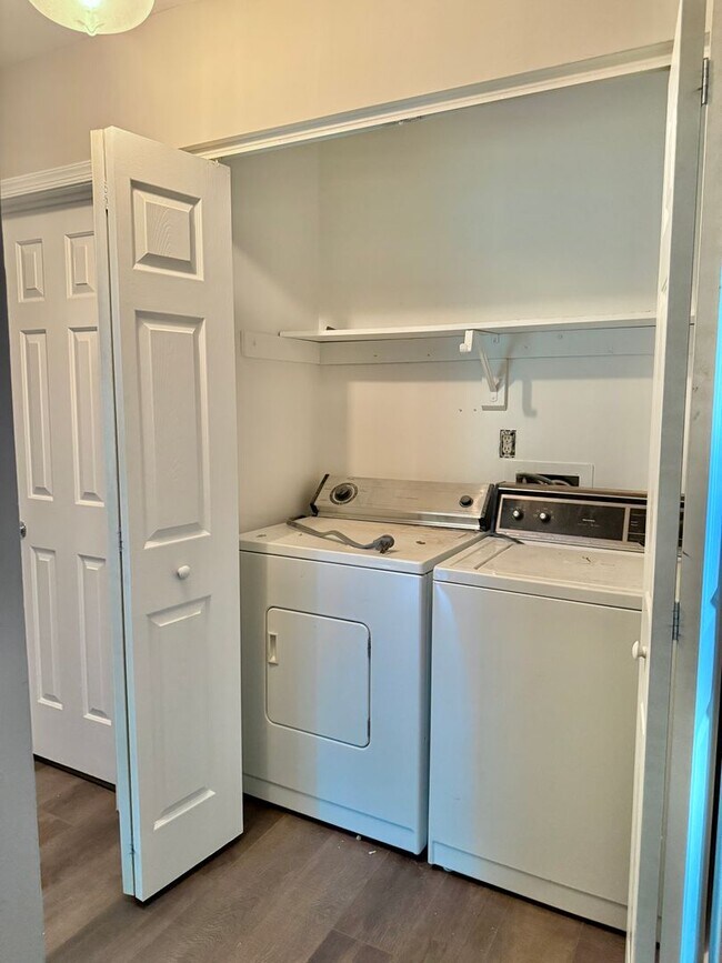 Building Photo - Adorable Recently Renovated 3 Bed 1.5 Bath Home $2395