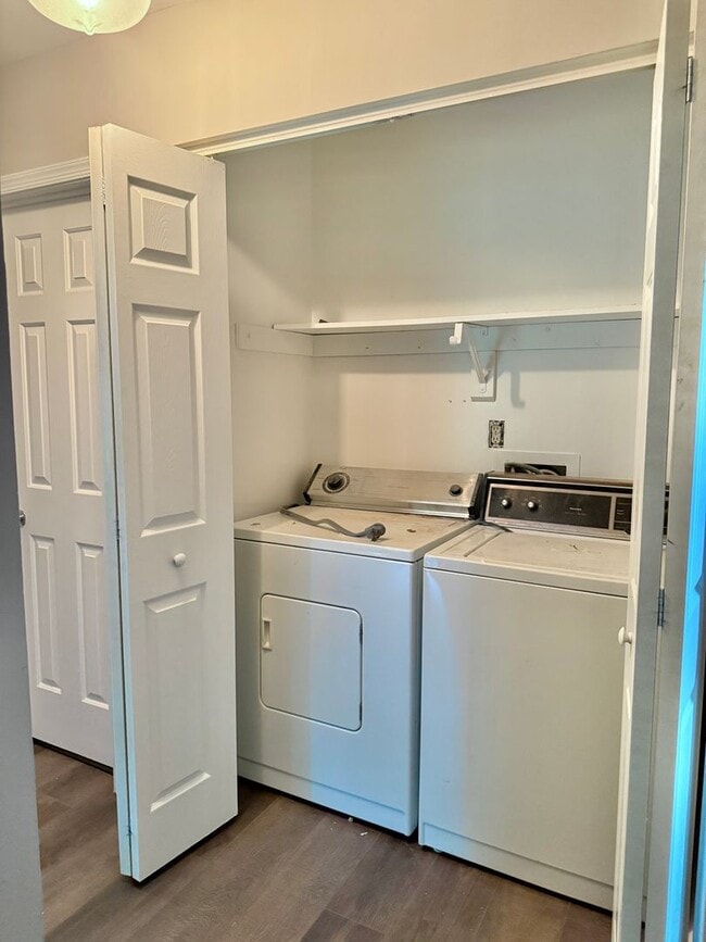 Building Photo - Adorable Recently Renovated 3 Bed 1.5 Bath...
