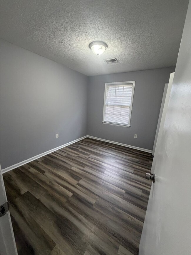 Building Photo - 3 Bedroom available