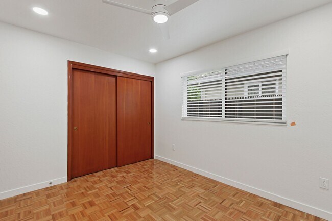 Building Photo - Central Davis 3/2 Mid Modern