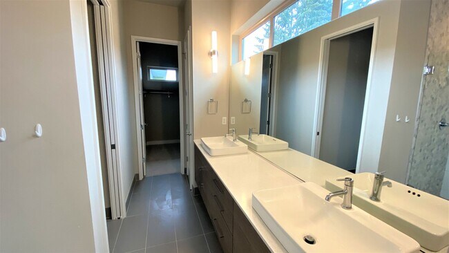 Building Photo - Modern 4BR Townhome in Prime Bellevue | AC | Bellevue Schools | Minutes to Microsoft