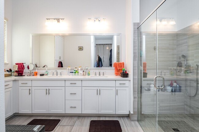 Building Photo - Gorgeous Home in Active Adult Community
