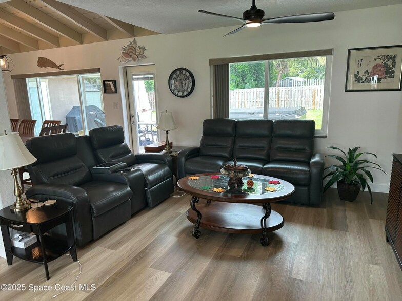 Building Photo - 574 Dianne Dr