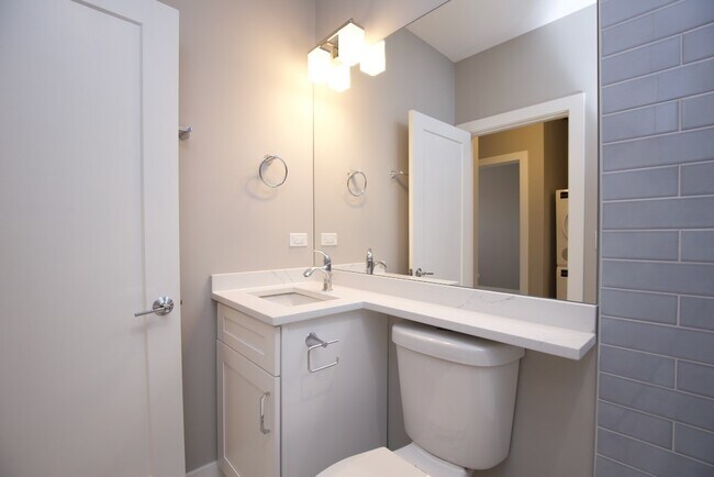 Building Photo - 3946 N Janssen Ave