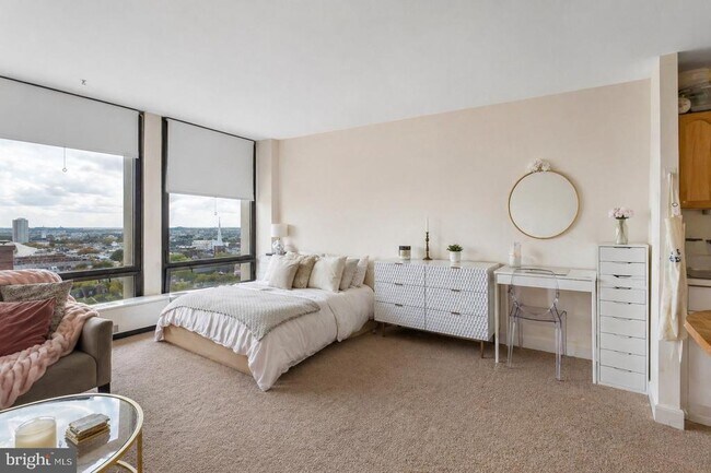 Building Photo - 210 Locust St