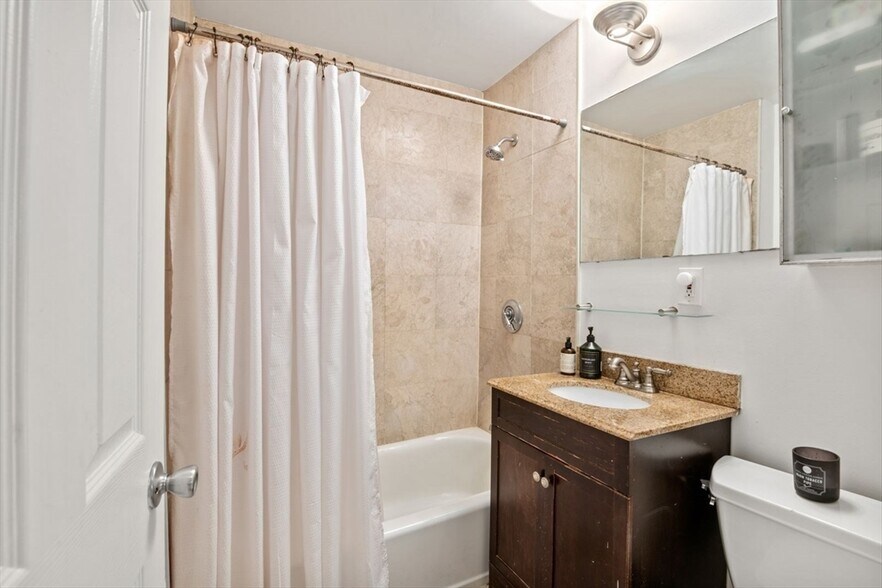 Building Photo - 249 Roxbury St