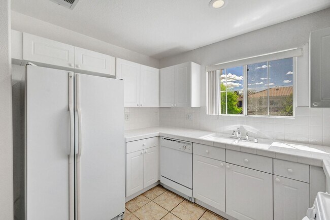 Building Photo - Great 2 bedroom 2 bathroom condo in gated community in Summerlin!