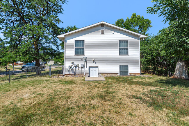 Building Photo - 1942 Monte Vista Dr