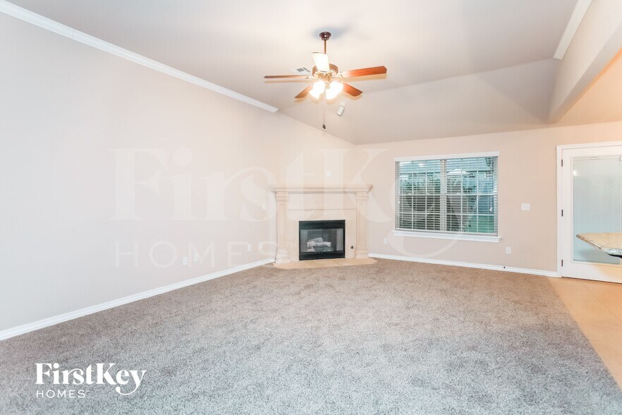 Building Photo - 601 Apple Tree Ln