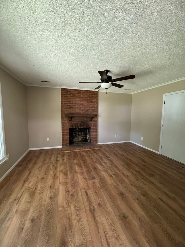 Building Photo - Charming 3 BR 1.5BA Brick & Vinyl Ranch