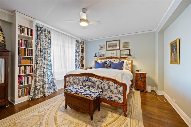 Building Photo - 2130 N Lincoln Park W