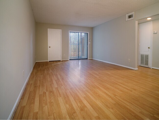 Building Photo - 2609 Eastway Dr