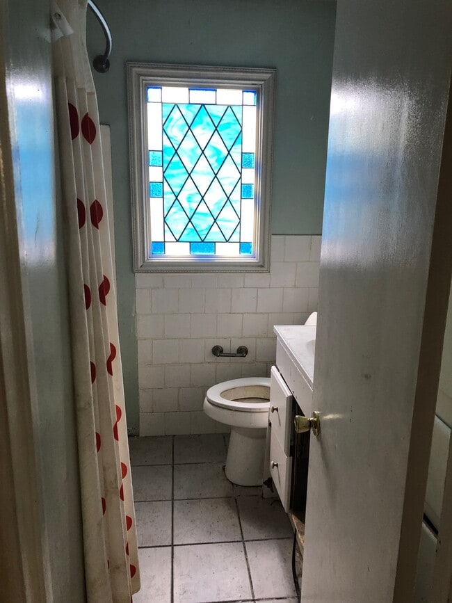 Building Photo - Nice three bedroom with hardwood floors, and Two car garage