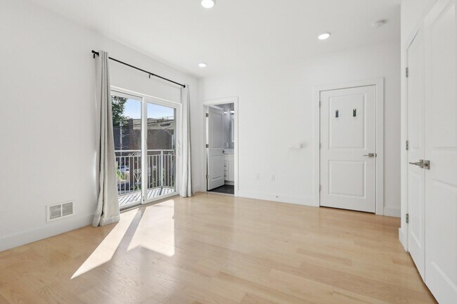 Building Photo - 131 Zabriskie St