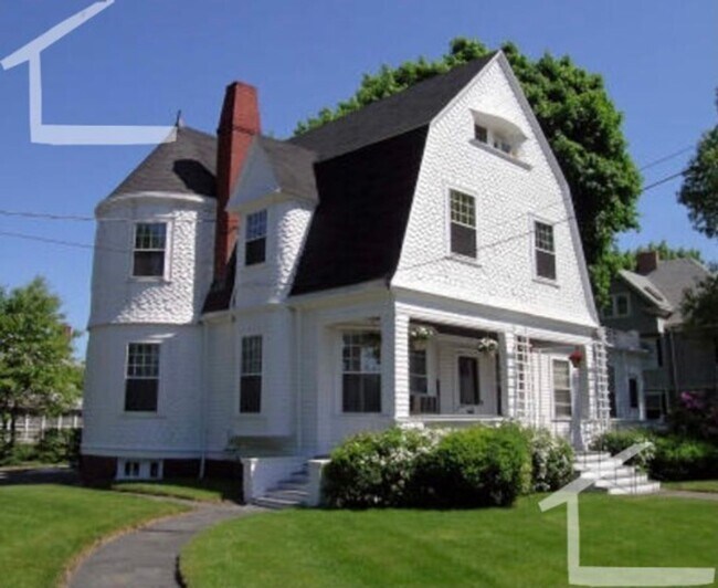 Building Photo - Lovely, De-leaded 3-bed, 2-bath Newton Apartment