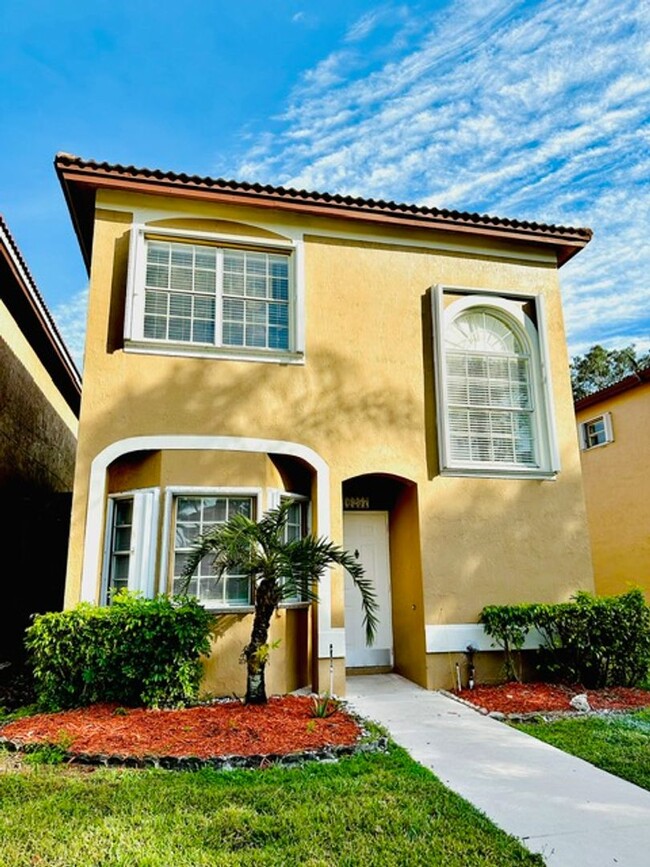 Primary Photo - Beautiful Townhouse in Weston